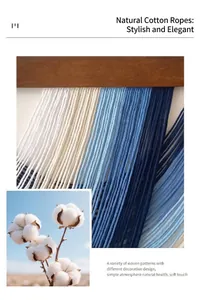 Détail d'une tapisserie murale boho faite main avec cordes en coton bleu dégradé et bois
