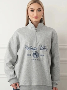 Oversize-Sweatshirt in Grau mit Viertelreißverschluss, Polokragen und Vintage-Stickerei