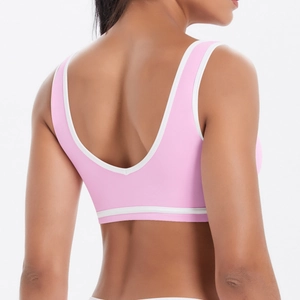 Détail du dos nu en U du soutien-gorge de sport rose avec bordures blanches contrastées