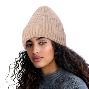Gros plan sur le bonnet en maille côtelée beige avec bord replié épais pour l'hiver
