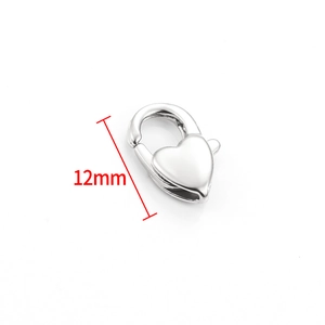 Macro della chiusura a moschettone a cuore argento 12mm con misure per gioielli fai-da-te