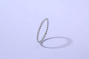 Nahaufnahme eines minimalistischen gedrehten Seilrings in Silber mit feiner Textur