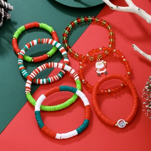 Détail du lot de bracelets de Noël en perles d'argile rouge et vert festif