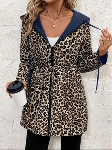 Detail der Kapuzenjacke mit Leopardenmuster, dunkelblauem Futter und Tunnelzug an der Taille