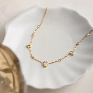 Détail du collier plaqué or 18K avec zircons blancs en forme de goutte et ronds