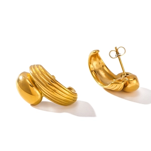 Golden C-shaped croissant hoop earrings with ribbed texture in 316L stainless steel