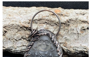 Makroaufnahme der grauen Buddha-Anhänger aus Mattglas mit antikem Bronze-Metallrand