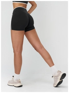 Vue latérale de l'effet galbant et des rayures blanches sur le short de sport taille haute