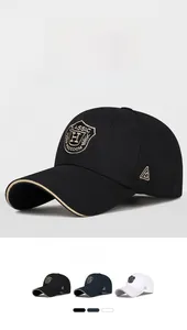 Detail der Schildstickerei und Kontrastkante an der klassischen Baseballkappe