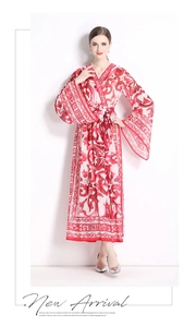 Gros plan sur le décolleté en V et la taille nouée d'une robe maxi fluide à imprimé