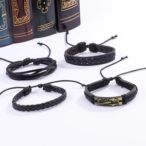 Lot de 4 bracelets en cuir noir avec corde tressée et détail de breloque scorpion en laiton