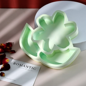 Detalle del molde de silicona verde claro con forma de flor para bandejas de resina DIY