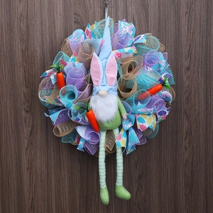 Détail de la couronne de gnome lapin de Pâques avec carottes sur mur en bois