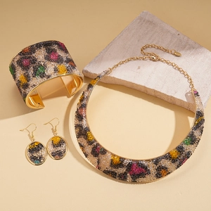 Set gioielli leopardati quattro pezzi con girocollo, bracciale rigido e orecchini