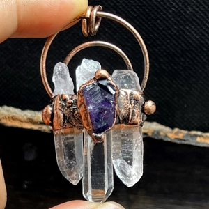 Vintage-Anhänger aus Bronze mit drei weißen Naturkristallen und einem lila Amethyststein