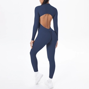 Detailansicht Damen Langarm Jumpsuit mit tiefem U-Rücken und gerafftem Push-Up Effekt