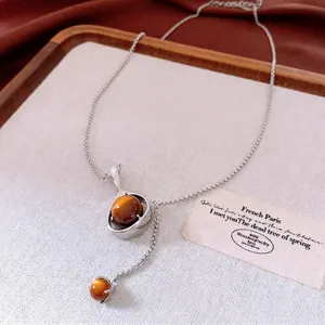 Collier réglable style Maillard avec pierre œil de tigre marron ronde et pendentif ajouré