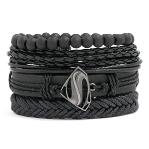 Détails macro de bracelets multicouches en cuir noir avec perles et emblème en métal