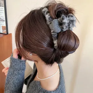 Pince à cheveux léopard en peluche, grand accessoire élégant pour coiffure d'hiver