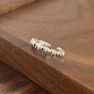 Minimalist 925 sterling silver open ring with continuous 3D heart-shaped relief patterns