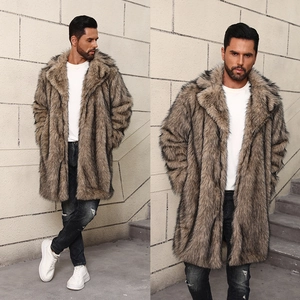 Détail macro du manteau en fausse fourrure marron pour homme avec texture et fini luxueux