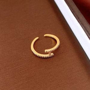 Detailaufnahme des 18k vergoldeten Rings mit schimmerndem Zirkonia-Pavé-Besatz