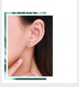 Gros plan sur les boucles d'oreilles ananas en argent S925 et oxydes de zirconium