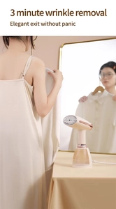 Handstomer in beige en roségoud in actie bij een zijden jurk in een luxe omgeving
