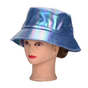 Bob holographique bleu métallisé avec reflets arc-en-ciel présenté sur tête de mannequin
