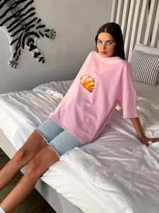 Ροζ oversized βαμβακερό T-shirt με σχέδιο κρουασάν και απαλή σλαβική γραμματοσειρά