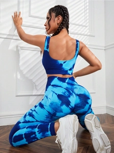 Détail de l'ensemble de sport tie-dye bleu montrant le tissu côtelé et la texture sans couture