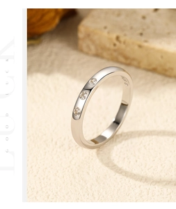 Gros plan sur la bague en argent 925 avec trois zircons clairs et le poinçon S925