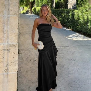 Details des schwarzen trägerlosen Satin-Kleides mit Falten und asymmetrischem Rüschensaum
