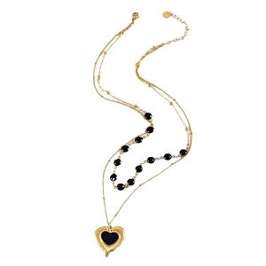 Collier doré à double rangée avec perles noires et un grand pendentif en cœur noir