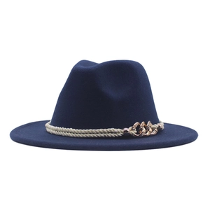 Détail d'un chapeau en feutre bleu marine avec corde beige et chaîne en métal doré