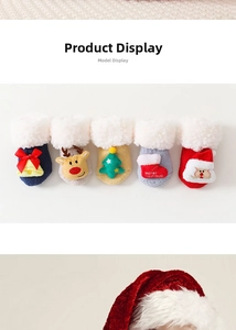 Détail de cinq paires de chaussettes de Noël épaisses en polaire pour bébé avec motifs 3D