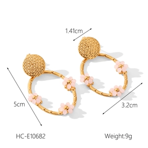 Détails des boucles d'oreilles créoles fleurs dorées 18K avec dimensions et poids