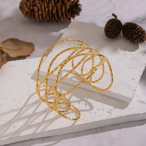 Bracelet jonc ouvert géométrique en acier inoxydable doré 18 carats avec texture martelée