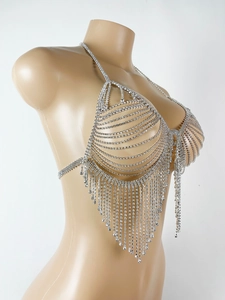 Detail einer silbernen Strass-Körperkette auf einer Schaufensterpuppe mit Quasten-Design