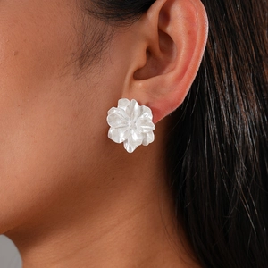 Élégante boucle d'oreille fleur argentée avec pétales multicouches sur le modèle