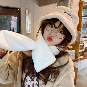 Détail de l'ensemble bonnet seau et écharpe croisée en polaire sherpa d'hiver