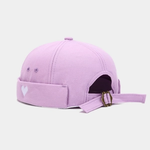 Detailansicht der violetten Miki-Mütze mit Herzbestickung und Messing-Verstellschnalle