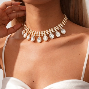 Détail du collier à franges de cristaux gouttes de luxe avec strass étincelants