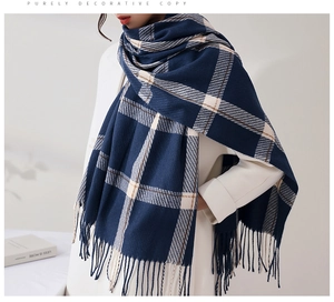 Détail de l'écharpe à carreaux bleu marine avec franges et texture en laine douce