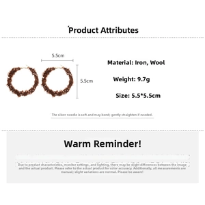 Détail de boucles d'oreilles créoles en laine marron, taille 5,5cm et poids 9,7g