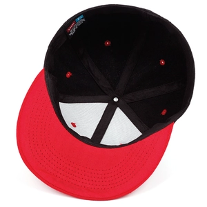 Vue intérieure montrant les coutures renforcées et l'étiquette de la casquette hip-hop