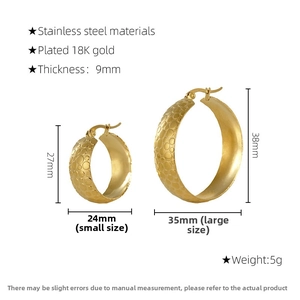 Guide des tailles de créoles larges plaquées or 18 carats à texture gaufrée
