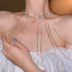 Vue détaillée du collier d'épaule à franges en strass de luxe sur un mannequin