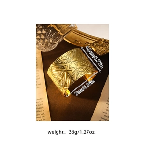 Detail eines breiten goldenen Bohemian-Armreifs mit feinen geometrischen Mustern