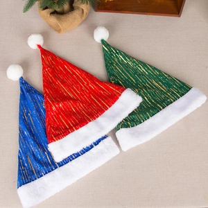 Trois bonnets de Noël en peluche rouge vert et bleu avec des rayures dorées brillantes